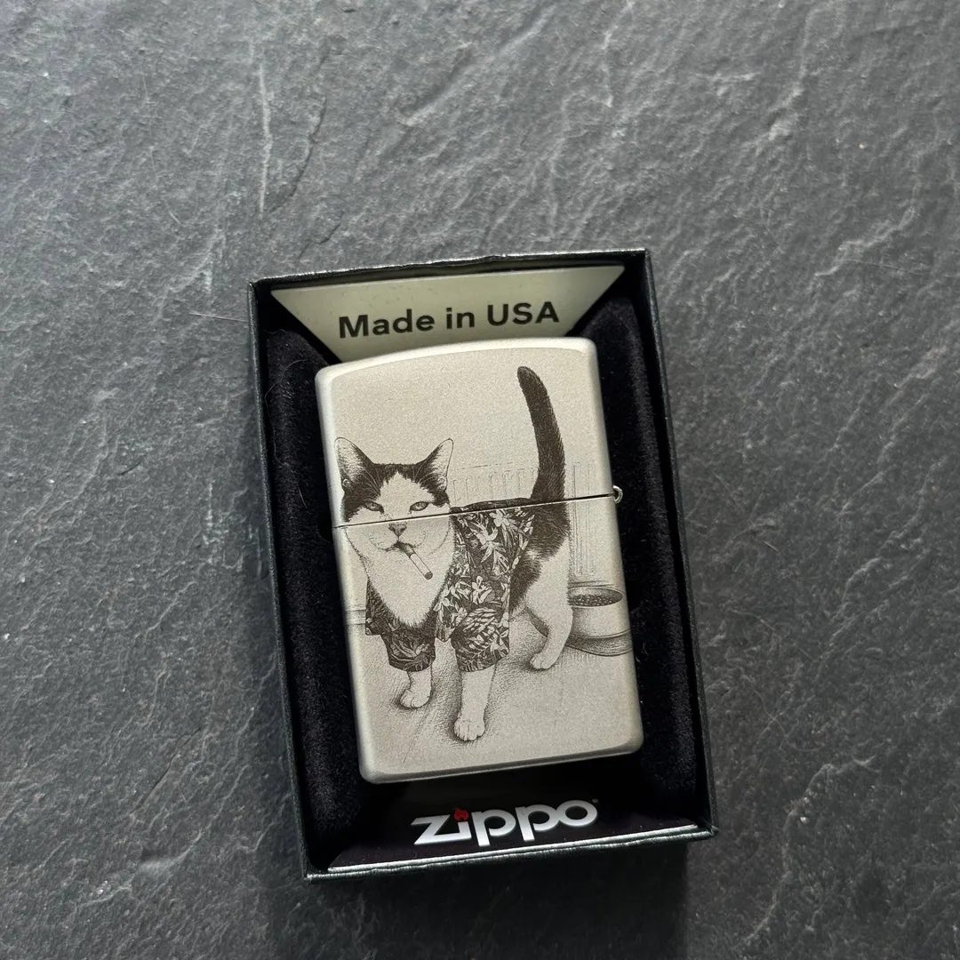 Zippo šķiltava ar kaķa fotogravējumu dāvanu kastē